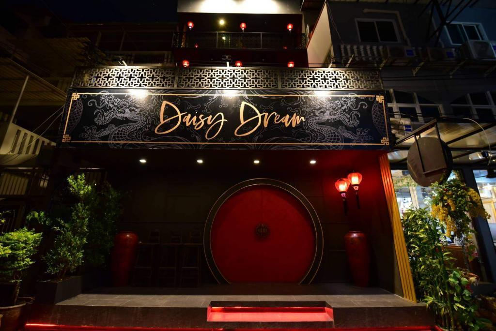 Daisy Dream Club Shop Entrance