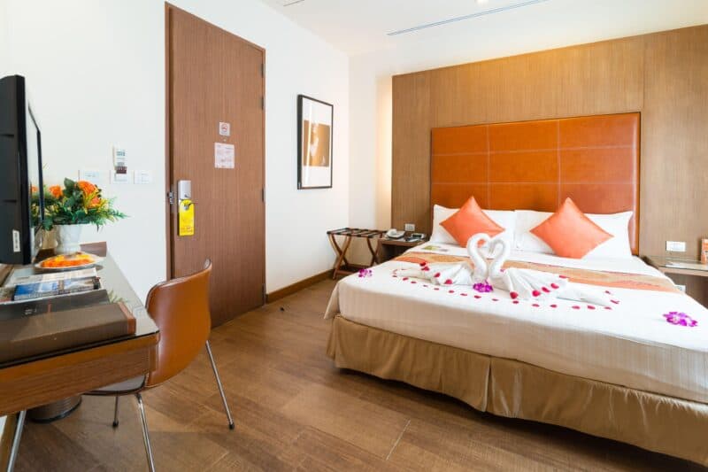 Bangkok Hotel Rooms With a Mirror by the Bed: We Checked Every Recommendation