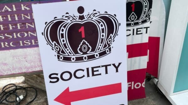 1 Society crown sign pointing to the 3rd floor, Soi Phrom Chai off Sukhumvit 39