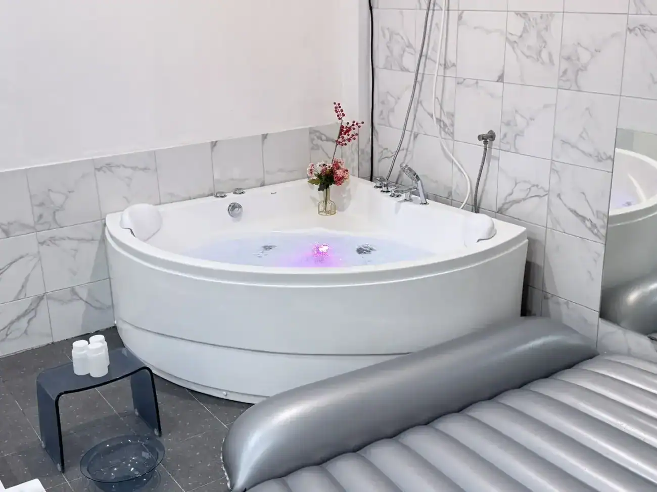 Corner jacuzzi and air mattress at Aimi Bangkok Nuru Massage, Sukhumvit Soi 18