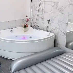 Corner jacuzzi and air mattress at Aimi Bangkok Nuru Massage, Sukhumvit Soi 18