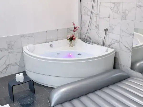 Corner jacuzzi and air mattress at Aimi Bangkok Nuru Massage, Sukhumvit Soi 18
