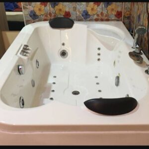 Jacuzzi tub in a room at Bangkok Passion Massage, Sukhumvit Soi 22, Bangkok