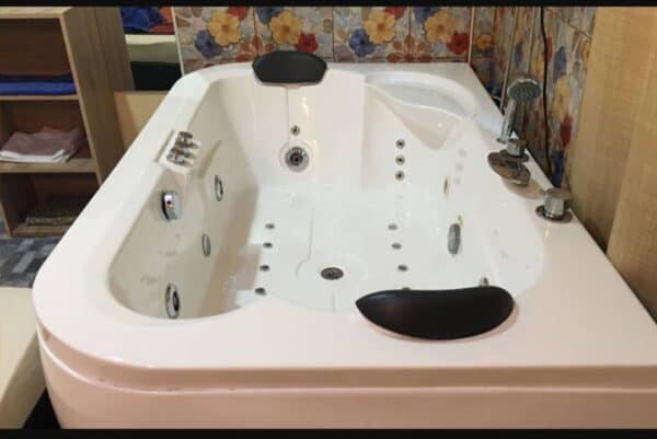 Jacuzzi tub in a room at Bangkok Passion Massage, Sukhumvit Soi 22, Bangkok