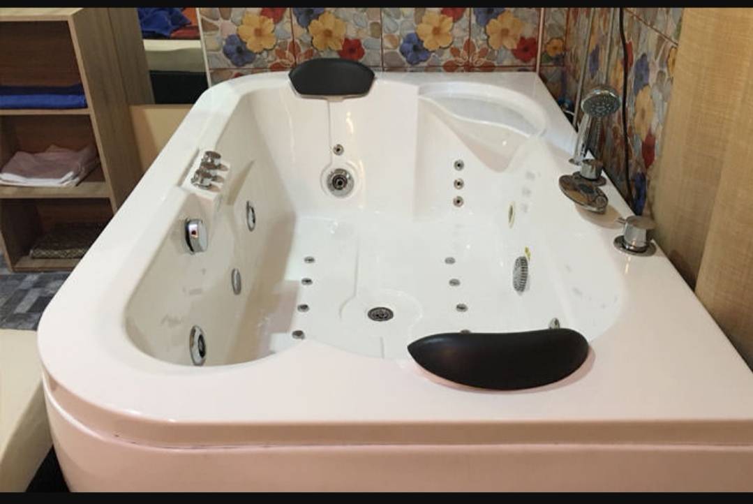 Jacuzzi tub in a room at Bangkok Passion Massage, Sukhumvit Soi 22, Bangkok