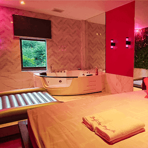 Jacuzzi room with a bed and nuru mattress at BKK Vice, Sukhumvit Soi 39, Bangkok