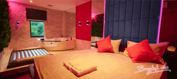 Jacuzzi room with a bed and nuru mattress at BKK Vice, Sukhumvit Soi 39, Bangkok