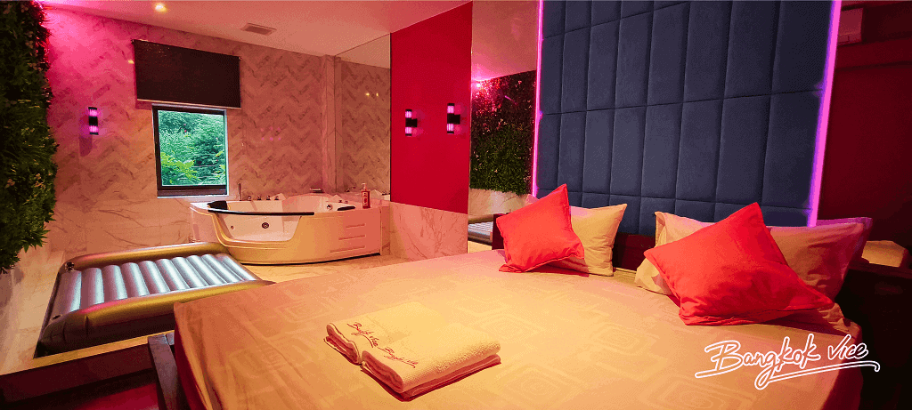 Jacuzzi room with a bed and nuru mattress at BKK Vice, Sukhumvit Soi 39, Bangkok