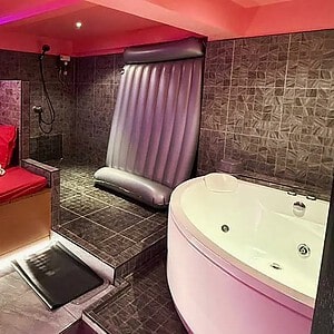 VIP room at Don Quixote Nuru Massage, Sukhumvit Soi 26, with a bed, nuru mat and corner jacuzzi