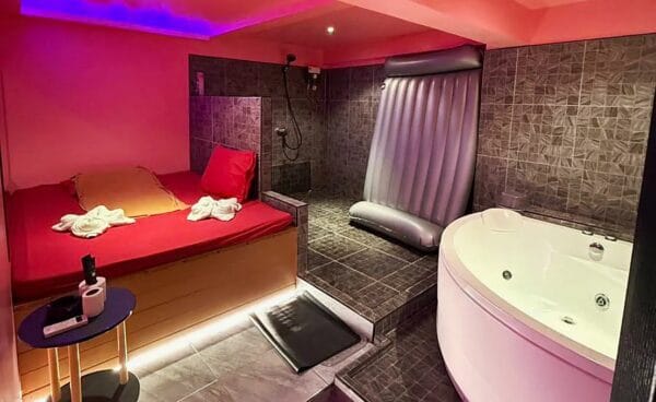 VIP room at Don Quixote Nuru Massage, Sukhumvit Soi 26, with a bed, nuru mat and corner jacuzzi