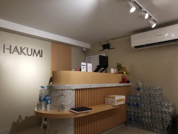 Reception at Hakumi Nuru Massage, Sukhumvit Soi 33, with HAKUMI lettering on the wall
