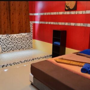 Room with a jacuzzi and a massage bed at Kiss Bangkok Massage, Sukhumvit Soi 22, Bangkok