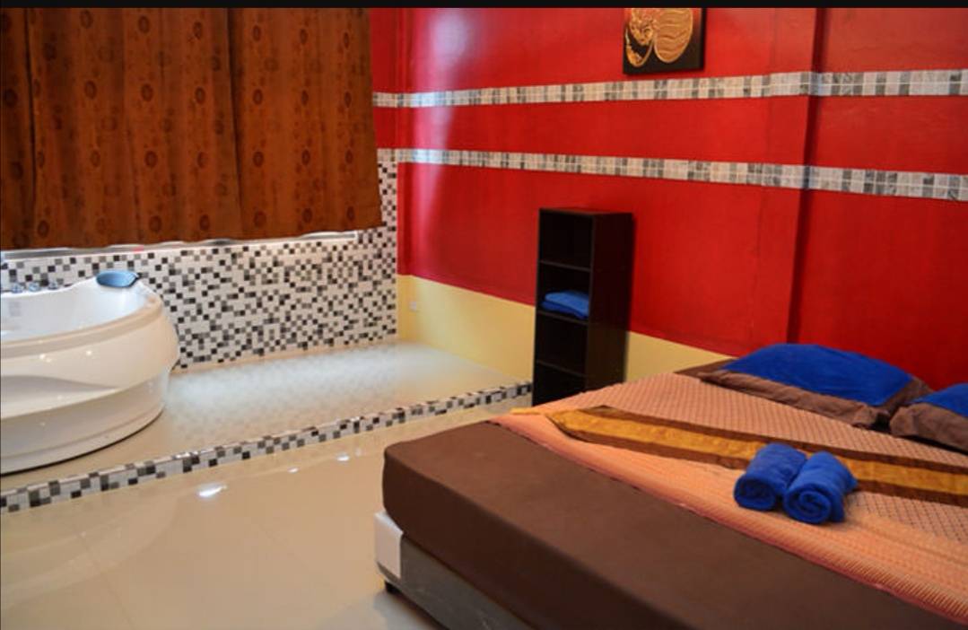 Room with a jacuzzi and a massage bed at Kiss Bangkok Massage, Sukhumvit Soi 22, Bangkok