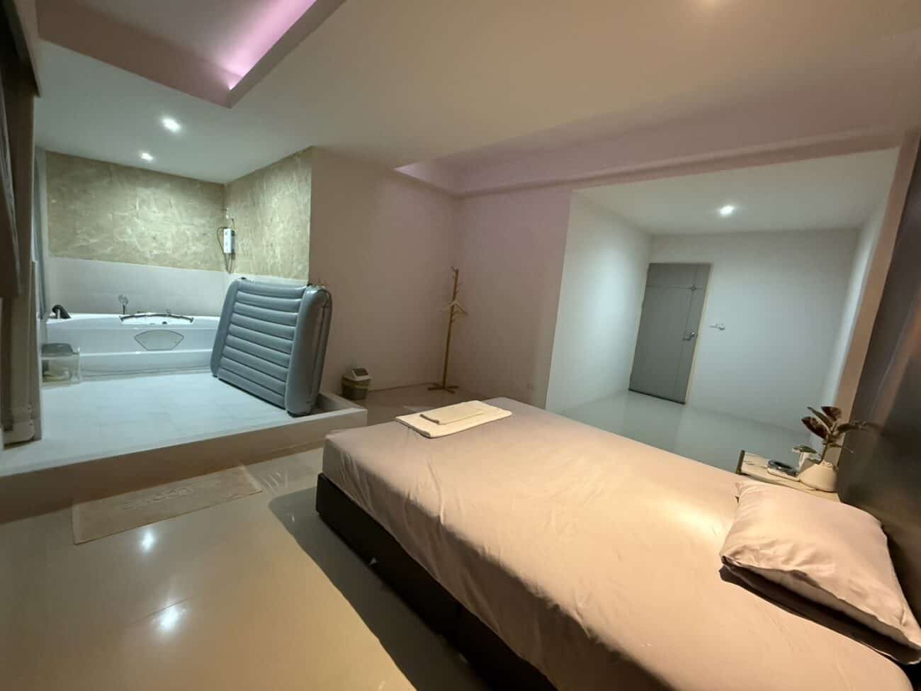 Room with a jacuzzi, nuru mattress and bed at Romance Nuru Massage, Sukhumvit Soi 10, Bangkok