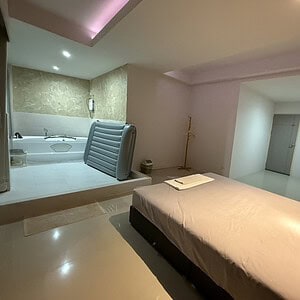 Room with a jacuzzi, nuru mattress and bed at Romance Nuru Massage, Sukhumvit Soi 10, Bangkok