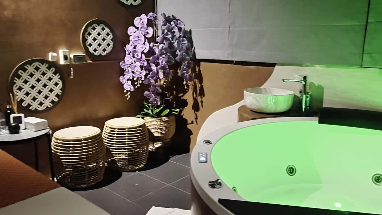 Bathroom-tier room with a lit jacuzzi at Wonder Massage, Sukhumvit Soi 16, Bangkok