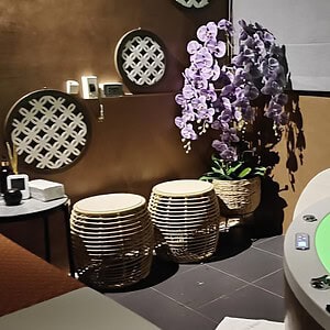 Bathroom-tier room with a lit jacuzzi at Wonder Massage, Sukhumvit Soi 16, Bangkok